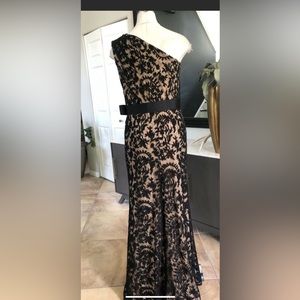 Tadashi Shoji Black Lace One Shoulder

Cotton/nylon
Lined in polyester